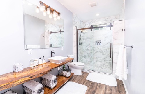 Fostoria Casa | Guesthouse with king bed and custom bathroom
