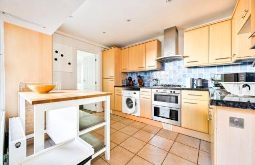 Brondesbury Apartamento | GuestReady – Bright 2BR Near West Hampstead