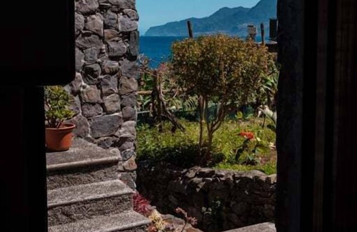 Porto Moniz Chalet De Esquí | GuestReady - Refugio mágico en Madeira