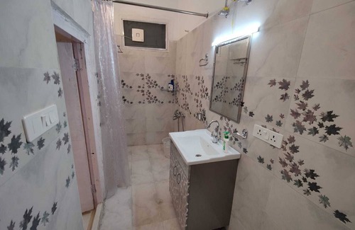 The Mall Road Villa | Gufa Cottage