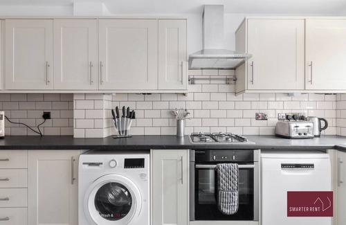 Guildford Casa | Guildford - Two Bedroom House with Garden