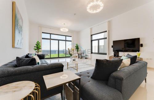 Sharm Apartamento | Gulf and Mountain Views 4BR Villa with Assistant Room on Al Dana Island Fujairah by Deluxe Holiday Homes