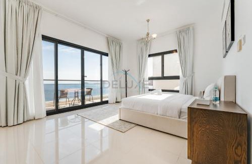 Sharm Apartamento | Gulf and Mountain Views 4BR Villa with Assistant Room on Al Dana Island Fujairah by Deluxe Holiday Homes