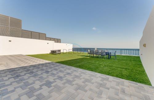 Sharm Apartamento | Gulf and Mountain Views 4BR Villa with Assistant Room on Al Dana Island Fujairah by Deluxe Holiday Homes