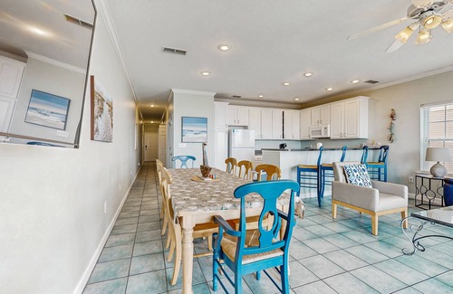 Dauphin Island Condominio | Condominio frente al golfo con balcón, piscinas compartidas y acceso a la playa!