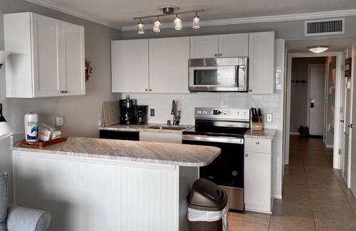 Isle of Palms Villa | Villa actualizada con vista al mar en un complejo frente al mar con piscina y muelle compartidos.