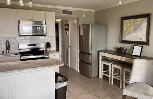 Isle of Palms Villa | Villa actualizada con vista al mar en un complejo frente al mar con piscina y muelle compartidos.