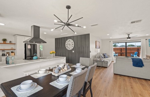 Gulf Gate Estates Casa | Gulf Gate Poolside Retreat | Heated Pool | Space for the entire Family + Dog | Short drive to Siesta