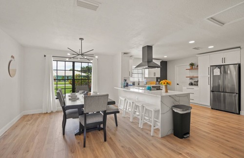 Gulf Gate Estates Casa | Gulf Gate Poolside Retreat | Heated Pool | Space for the entire Family + Dog | Short drive to Siesta