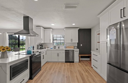 Gulf Gate Estates Casa | Gulf Gate Poolside Retreat | Heated Pool | Space for the entire Family + Dog | Short drive to Siesta