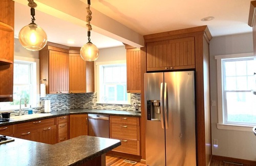 Mentor-on-the-Lake Casa | "Gull Cottage" - Lake Erie waterfront - Expansive Views, Historic Cottage Charm