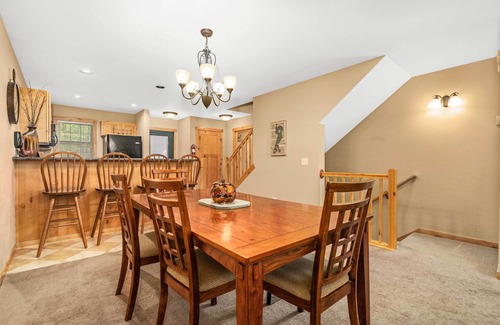 Lake Shore Casa | Cabaña en el lago con terraza + vistas al bosque <2 millas al campo de golf!