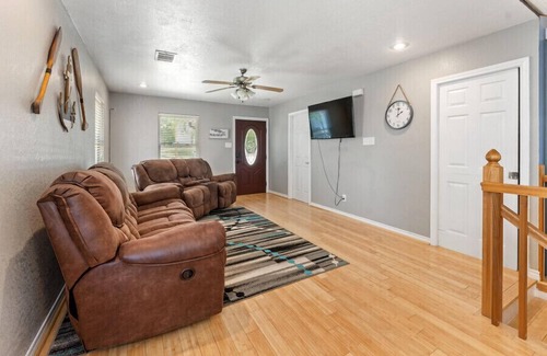 Cedar Creek Reservoir Casa | Gun Barrel Getaway-Waterfront, Hot Tub & Gameroom!