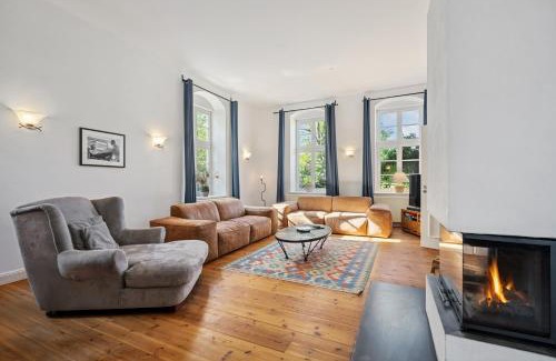 Kletkamp Casa | GUT KLETKAMP "Altes Torhaus" - Historisches Ferienhaus mit 5 Schlafzimmern I Kamin I Garten & Terrasse I Seeblick I 15 Min zur Ostsee I Moderne Küche I Hundefreundlich I Parkplätze I WLAN
