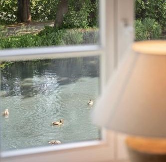 Kletkamp Casa | GUT KLETKAMP "Altes Torhaus" - Historisches Ferienhaus mit 5 Schlafzimmern I Kamin I Garten & Terrasse I Seeblick I 15 Min zur Ostsee I Moderne Küche I Hundefreundlich I Parkplätze I WLAN
