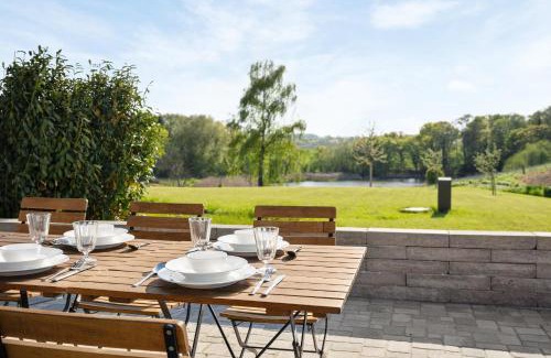 Kletkamp Apartamento | GUT KLETKAMP "Mühlenhof 5" - Ruhige Ferienwohnung mit 3 Schlafzimmern I Terrasse mit See- & Naturblick I Gemeinschaftsgarten I 15 Min zur Ostsee I Küche I Parkplatz I Waschmaschine I WLAN
