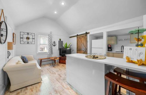 Merion Village Casa | GV - Romantic Beach Getaway