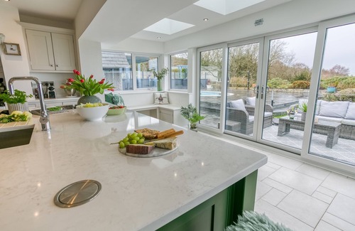 Llanddona Cabaña | Gwynaeth Gwyn - a hot tub that sleeps 16 guests in 8 bedrooms