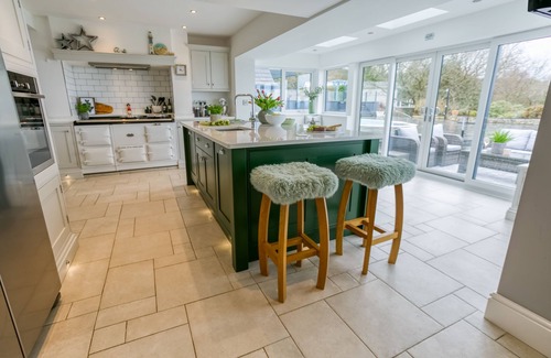 Llanddona Cabaña | Gwynaeth Gwyn - a hot tub that sleeps 16 guests in 8 bedrooms