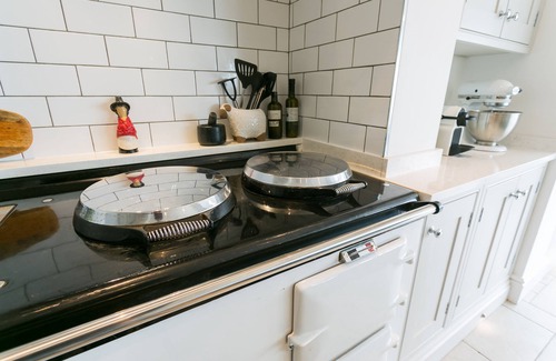 Llanddona Cabaña | Gwynaeth Gwyn - a hot tub that sleeps 16 guests in 8 bedrooms