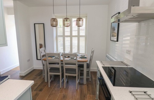 Llanrhidian Higher Cabaña | GWYNFRYN, pet friendly, with a garden in Pen-Clawdd