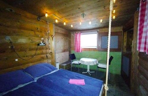 Fahrni Casa | Hängebett im Stall
