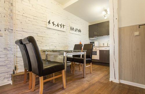 Greifswald Apartamento | H&H Apartment im Herzen der Stadt Nr 17-Karl mit Küche, Wohnzimmer und Esstisch