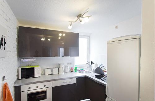 Greifswald Apartamento | H&H Apartment im Herzen der Stadt Nr 17-Karl mit Küche, Wohnzimmer und Esstisch