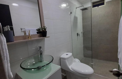 San Javier Casa | Habitación 302 con baño privado cerca a laureles