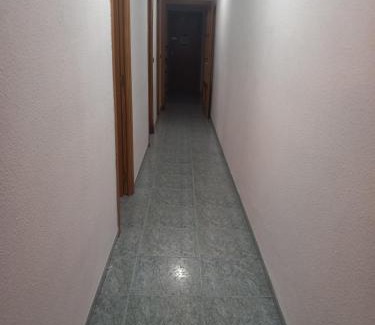 Nou Moles Casa | habitación grande en piso compartido con 2 adultos