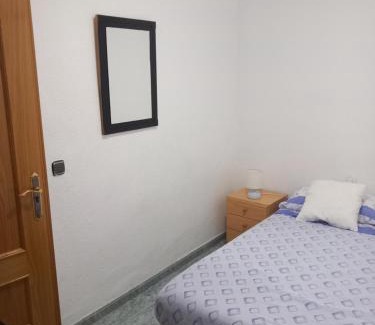 Nou Moles Casa | habitación grande en piso compartido con 2 adultos