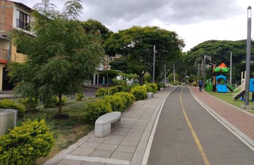 Yumbo Casa | Habitación King con baño privado, AC, cerca a centro de eventos, aeropuerto,zona bancaria y comercial