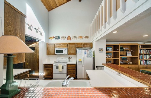 Elkhorn Village Condominio | #HabitueHomes - Teleidoscope Retreat - Hot Tub! Pool!