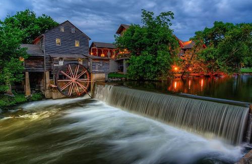Gatlinburg - Pigeon Forge Casa | Haleywood Hollow, FREE Attraction tickets for each paid day, Arcade, WIFI!