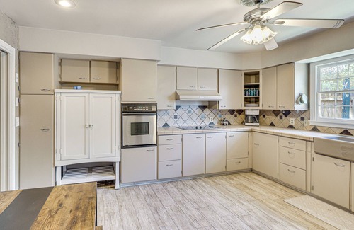 South Overton Cabaña | Half-mi to Campus! Lubbock Home w/ Fenced Yard