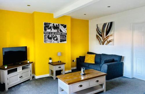 Tamworth Casa | Halford House 3 Bed Town Centre Home from Home with Parking for 2 cars Prime Location Tamworth