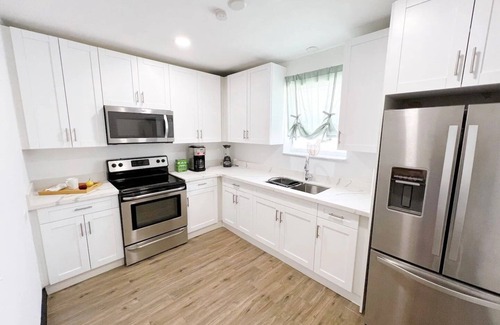 Liberty City Casa | Casa Moderna Cerca del Aeropuerto de Miami con Estacionamiento y Wi-Fi Gratis