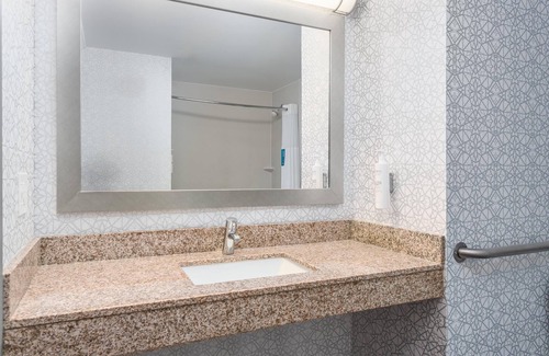 Akron Hotel | Hampton Inn Akron-South