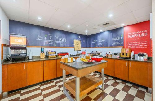 Maryland Heights Hotel | Hampton Inn St. Louis - Westport