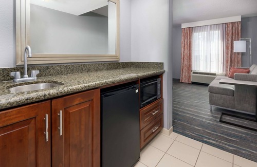 Airport North Hotel | Hampton Inn & Suites Orlando Airport @ Gateway Village