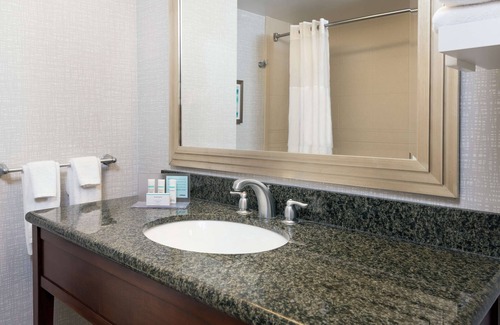 Airport North Hotel | Hampton Inn & Suites Orlando Airport @ Gateway Village