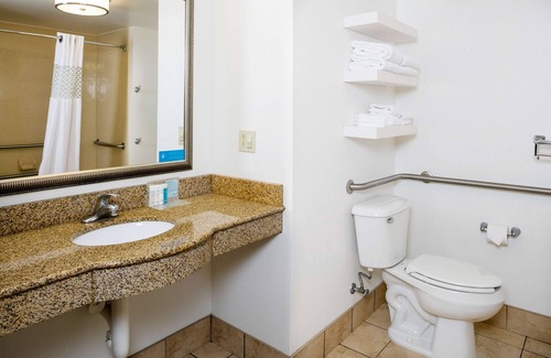 Rossford Hotel | Hampton Inn & Suites Toledo-Perrysburg