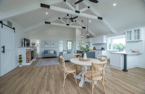Dubbo Casa | Hamptons Cottage - Refined Living, Light-Filled