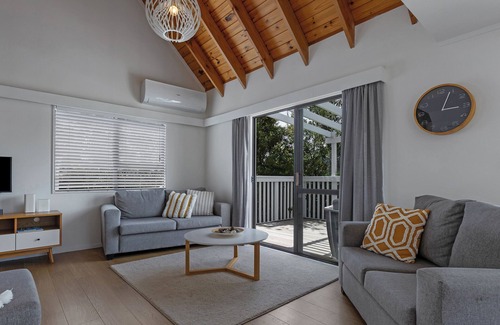 Hihi Casa | Hamptons-Style Beach House – Relax Between Two Shores