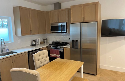 Mid City Cabaña | Hancock Park adj charming 1-bedroom cottage with A/C in fabulous Los Angeles.