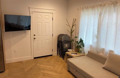 Mid City Cabaña | Hancock Park adj charming 1-bedroom cottage with A/C in fabulous Los Angeles.