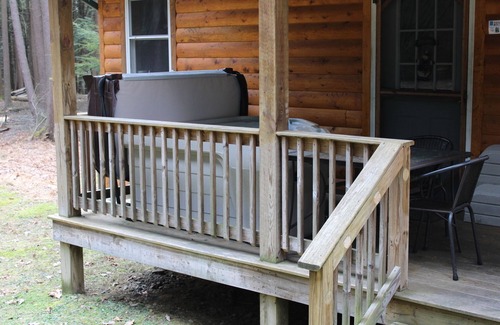 Clarington Cabina | Handicap Cabin with hot tub ~ NO PETS