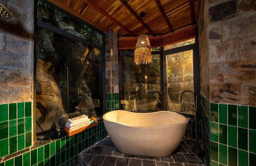 Hoa Lu Hotel | Hang Mua Ecolodge