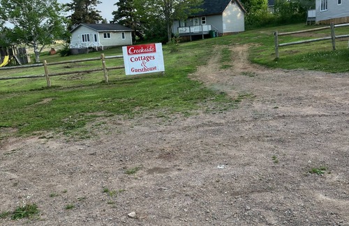Stanley Bridge Cabaña | Hank’s Place - Creekside Cottages in Stanley Bridge