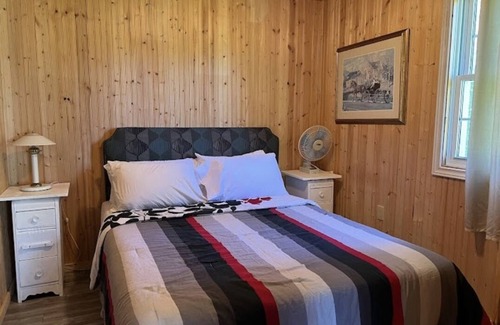 Stanley Bridge Cabaña | Hank’s Place - Creekside Cottages in Stanley Bridge